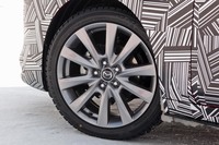 今回の試乗車に装着されていたタイヤはブリヂストンのスタッドレス「VRX2」のみ。比較用の現行モデルも同様に、全車同じ銘柄で統一されていた。