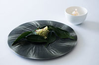 1皿目の「紅葉鯛、じゃばら、唐辛子」。秋に獲れるタイのことを紅葉鯛と呼ぶ。内子の特産品であるじゃばらは柚子に似た柑橘類。