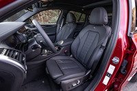 標準装備となるヴァーネスカレザーのフロントシート。アルピナのメタルエンブレムが背もたれ上部に装着されている。