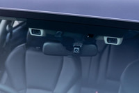 フロントウィンドウ越しに見えるアイサイトのステレオカメラ。インナーミラーの前方に設置されているのは、電磁ノイズ干渉対策が施されたアイサイト対応のスバル純正ドライブレコーダー（カメラ部分）。