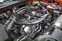 試乗車の3リッターV6ツインターボエンジンは、292PSの最高出力と491N・mの最大トルクを発生！ 一応、ふ抜けの2リッターディーゼルも用意されているが、忘れていい。