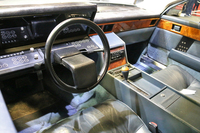 「ラゴンダ」のダッシュボード。ステアリングホイールは「シトロエンCX」などと同じ1本スポークだが、センターパッドの厚みは「ローバーSD1」を思わせる。