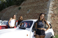 女子3人組で現れたマルタさん（写真左）が、「ルノー4」を手に入れた理由を動画内で語ってくれる。