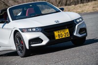 従来はブラックにペイントされていたフロントピラーはボディーと同色に変更。ベース車ではフロントグリルの形状が変わっているが、「モデューロX」は変更なし。