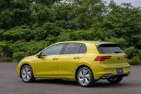 「ゴルフ」を特徴づけている太いCピラーは健在だ。