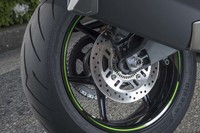 リアのブレーキキャリパーはニッシン製。スーパースポーツ「ニンジャZX-10RR」の技術を生かした軽量・高剛性なスイングアームが与えられる。