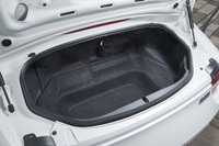 「ロードスター」のトランク容量は130リッター。「ロードスターRF」は127リッターと、両モデルの違いはごくわずか。