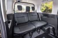 使用しないときは左右に折りたたんで固定できる「セレナe-4ORCEハイウェイスターV」（防水シート車）のサードシート。e-4ORCE化によって他モデルとはフロア形状が微妙に異なるが、シートのヒップポイントは変わっておらず、着座姿勢や足もとへの影響もうまく回避されている。