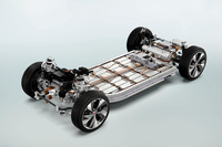 「Iペース」のランニングシャシー。車両底部にぎっしりとバッテリーが敷き詰められている。