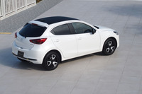 写真のボディーカラーは「スノーフレイクホワイトパールマイカ」。「BD」グレードでは、ボディーカラーやルーフフィルム、ドアミラー、2トーンのフルホイールキャップ、内装パネルなどの組み合わせが198通り用意されている。