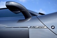 「マセラティMC20」がデビューしたのは2020年9月。車名のMCは「マセラティ コルセ」を、20はこのブランドの新たな幕開けとなる「2020年」を意味している。写真は、ドア前方のエンブレム。