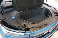 エンジンがなくなったフロントには、充電用ケーブルなどを積むのに好適な、小ぶりなトランクが設けられた。