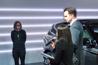 藤原ヒロシ氏（写真左）は、「暗い森の中で近未来（＝ヴェラール）が開ける」というイメージを念頭に、会場を演出したという。右端は、ジャガー・ランドローバーのデザイナー、ジェレミー・ウォーターマン氏。