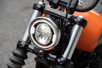 バイクの顔たるヘッドランプも、小ぶりなものが採用されている。