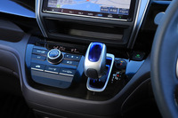 トランスミッションはデュアルクラッチ式の7段ATを採用。最高出力29.5ps、最大トルク160Nmを発生するモーターを内蔵している。