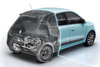 現行型「トゥインゴ」の駆動レイアウトは、リアにエンジンを搭載し、後輪を駆動するRRだ。同じくRRの「スマート・フォーツー」とは基本構造を共有する兄弟車の関係にあり、ともにスロベニアにあるルノーの工場で生産されていた。