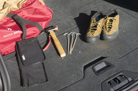 トランクには予備のキャンプ道具などをそのままポンと置いてしまう。（著者撮影）