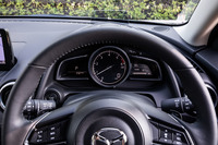 メーターパネルの中心にエンジン回転計、その左右に液晶パネルを配置する。速度はエンジン回転計内にデジタル表示される。