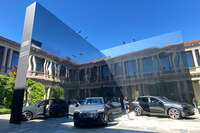 以下では、本文で紹介していないブランドについても解説する。アウディの舞台は前年と同じ高級ホテル、ポートレート・ミラノであった。巨大な鏡を十字型に配したインスタレーションの名は「リフラクション（Reflaction）」。reflectionとactionを合わせた造語である。「Q6 e-tron」の一般向けワールドプレミアも行われた。