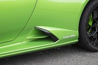 エッジの効いた、ドア後方のエアダクト。車名の入ったバッジが添えられる。