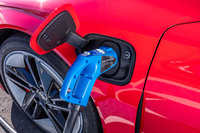 ボディーの左側に急速充電用ポート（写真）を、右側に普通充電用ポートを配置。「RS e-tron GT」には容量93.4kWhのリチウムイオンバッテリーが搭載されており、一充電航続距離は最大534km（WLTCモード）となる。