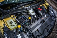 先代から踏襲された「K9K」型1.5リッター直4ディーゼルエンジン。「燃費がよくて燃料も安価な軽油」という経済性が魅力だが、その値段はガソリン車より24万円高い。（写真：花村英典）