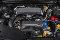 2.4リッターの水平対向4気筒直噴ターボエンジン。変速比幅をワイド化し、駆動力の伝達効率を追求した「リニアトロニック」（CVT）が組み合わされる。