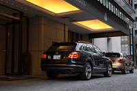 試乗会のベースとなる「セントレジスホテル大阪」に到着。大阪のメインストリートである御堂筋沿いの一等地に位置する。