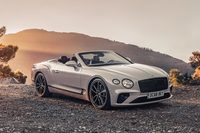 筆者が試乗車として選んだ、ダブグレーの「コンチネンタルGTコンバーチブル」。オプションの装飾パーツにより、外装の各所がブラックアウトされていた。