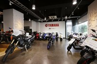 バイクをレンタルした「YSP那覇曙」は、沖縄ゆいいつのヤマハ・モーターサイクルのスペシャルショップ。那覇空港からクルマで5分ほど。