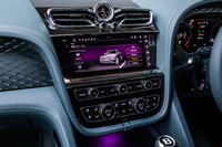 ダッシュボード中央上部に備わる10.9インチタッチ式ディスプレイで、インフォテインメントシステムの操作やドライブモードを含めた車両の設定が行える。