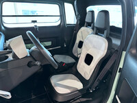 運転席後方には若干のラゲッジスペースがあるが、テールゲートは省略されている。