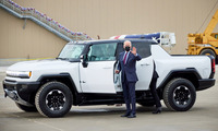「ファクトリー・ゼロ」でつくられた「ハマーEV」に乗り込むジョー・バイデン大統領。ハマーEVは4.3tという車重にもかかわらず、静止状態から100km/hまで3.5秒で加速できるという。