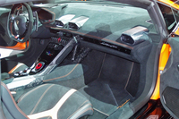 センターコンソールやエアコンの吹き出し口など、各所にフォージドコンポジット材が露出したインテリア。