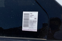 ヒュンダイの販売店で。電気自動車「アイオニック5」に貼られていたステッカーには、「LIVORNO」の文字が認められる。