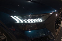 「RS Q8」には、搭載カメラの映像情報を元に、走行状況に合わせ配光を制御する「HDマトリクスLEDヘッドライト」が装備される。点灯時の“夜の顔”も特徴的で、なかなかイケメンである。