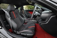 試乗車は最上級グレードの「RZ」。ウルトラスエードと本革のコンビシートや、スポーツアルミペダル、ステンレス製のドアスカッフプレートなどが特徴で、内装色に黒／赤のツートンを選べるのも同グレードのみだ。