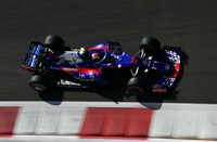 マクラーレンに三くだり半を突きつけられ、また新たなパートナーとして協議を進めていたザウバーとも破談に。孤立無援になりかけたホンダに手を差し伸べたのがトロロッソ（現アルファタウリ）だった。2018年に「トロロッソ・ホンダ」（写真）として再出発。チームとの信頼関係を築き、パワーユニットの信頼性と性能を着実に向上させた結果、翌2019年にはレッドブルとのタッグが実現することになる。（写真：Getty Images / Red Bull Content Pool）