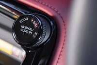 ドライブモードは「エコ」「ノーマル」に加えて“Fスポーツ”専用に「スポーツS」「スポーツS＋」「カスタム」が用意されている。