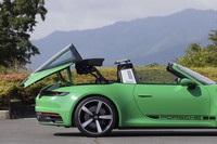 空いたスペースにZ字型に折り畳まれたルーフがすっぽりと収まる。開閉に要する時間はどちらも約19秒。