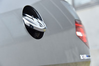 トランクオープナーを兼ねるリアエンブレムの奥に搭載されるリアビューカメラ。「TSIハイライン」には標準で、「TSIエレガンスライン」にはオプションとして装備される。