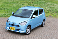 先代モデルと比べ、エッジの効いたディテールが特徴のエクステリア。エンブレムの周辺がくぼんでいるのは、そうしなければ軽自動車枠の全長に収まらなかったためだ。