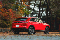 この試乗車のボディーカラーは「RS」のイメージカラーとされる「プレミアムクリスタルレッドメタリック」（6万0500円）。「e：HEV Z」では全7色が選べるが、「RS」では5色しか選べなくなっている。