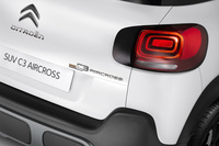 「C3エアクロスSUVオリジンズ」のリアハッチに貼られたオリジンズロゴステッカー。