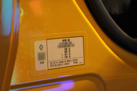 ブランドはルノーでありながら、製造元は同社がBEVのために設立したアンペア社となっている。先代モデル同様、スロヴェニア工場で生産される。