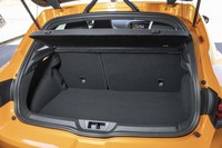 ラゲッジスペースは60：40分割式の後席を倒すことで容量を拡大可能。側面には荷物を安定させるためのフックも備わる。