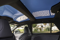 調光機能付きパノラマルーフは調光機能オン時の鮮明度とオフ時の遮光率をそれぞれ強化している。