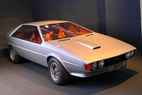 「アウディ80」をベースにした1973年「アッソ・ディ・ピッケ」も展示された。のちにアッソシリーズは、初代「いすゞ・ピアッツァ」の原型となる「アッソ・ディ・フィオーリ」で完結する。