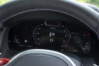 メーターパネルは「M8」シリーズ専用デザインの液晶タイプ。写真はスポーツモード選択時の表示。中心のギアポジションを速度計と左右1つずつのエンジン回転計で挟んだデザインが面白い。