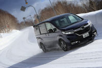 正規の販売店で、保証付きで売られるコンプリートカーだけに、信頼性の担保は必須。開発に際しては、「モデューロX」も通常のモデルと同じく、氷雪路などでの走行試験が行われるという。